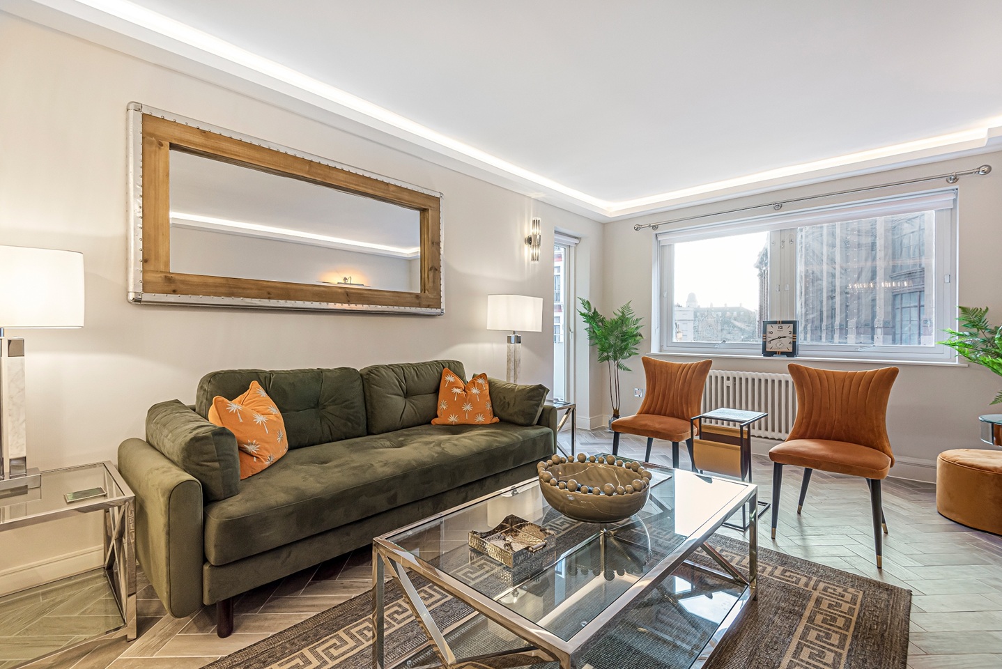 2 Bed Flat, Hans Crescent, SW1X photo 4
