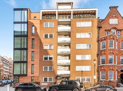 2 Bed Flat, Hans Crescent, SW1X