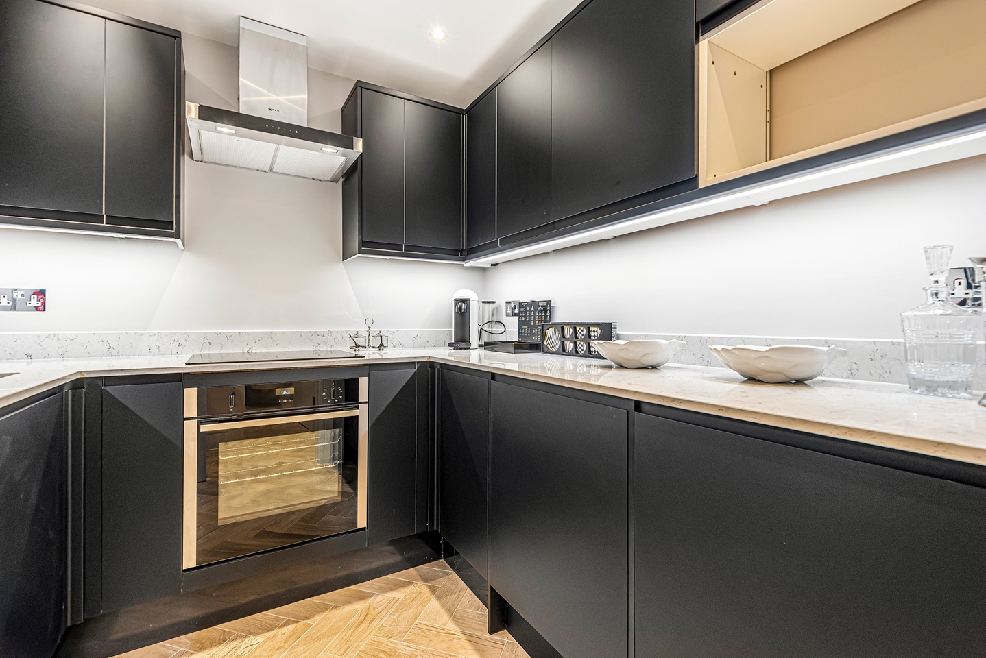 2 Bed Flat, Hans Crescent, SW1X photo 2
