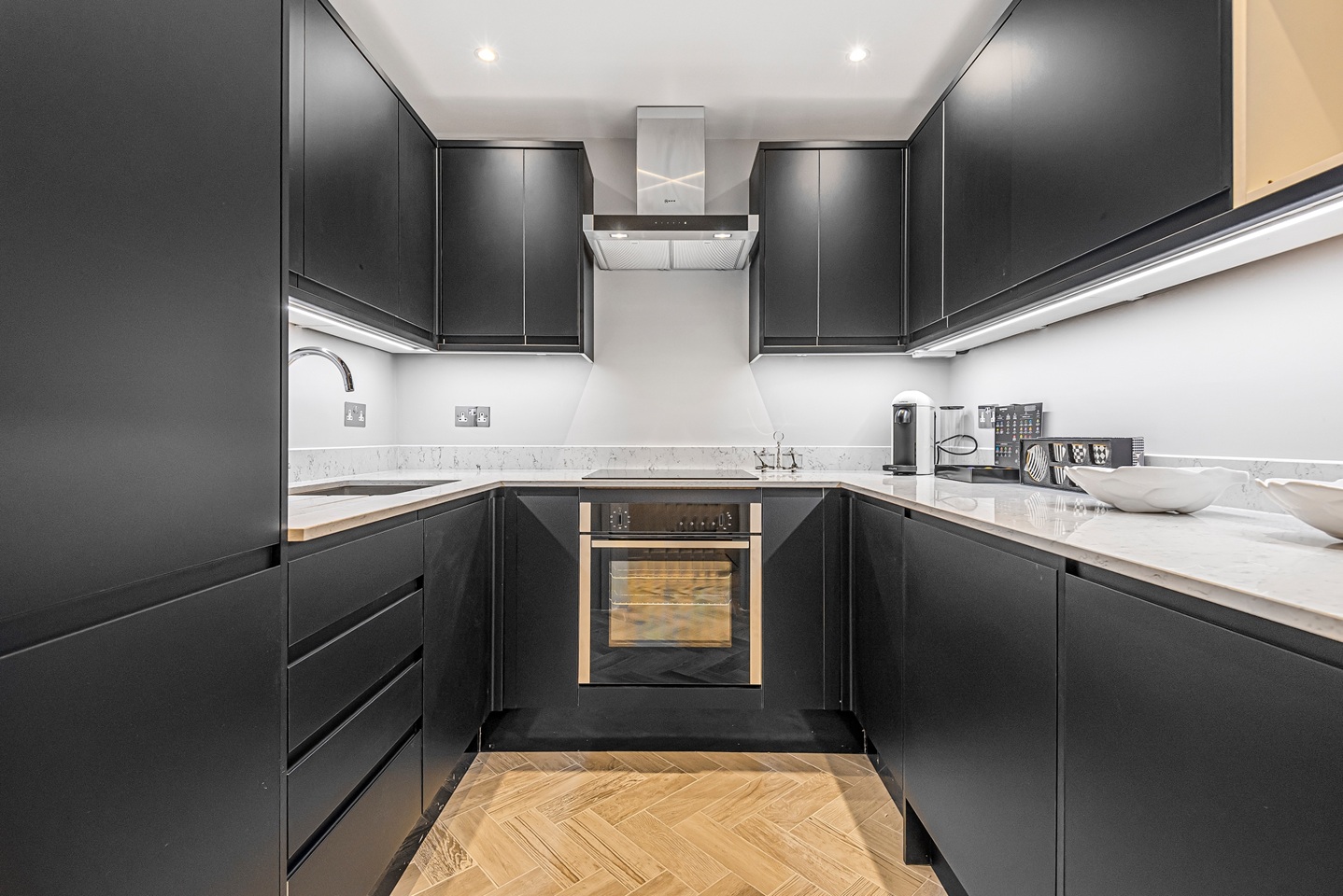 2 Bed Flat, Hans Crescent, SW1X photo 3