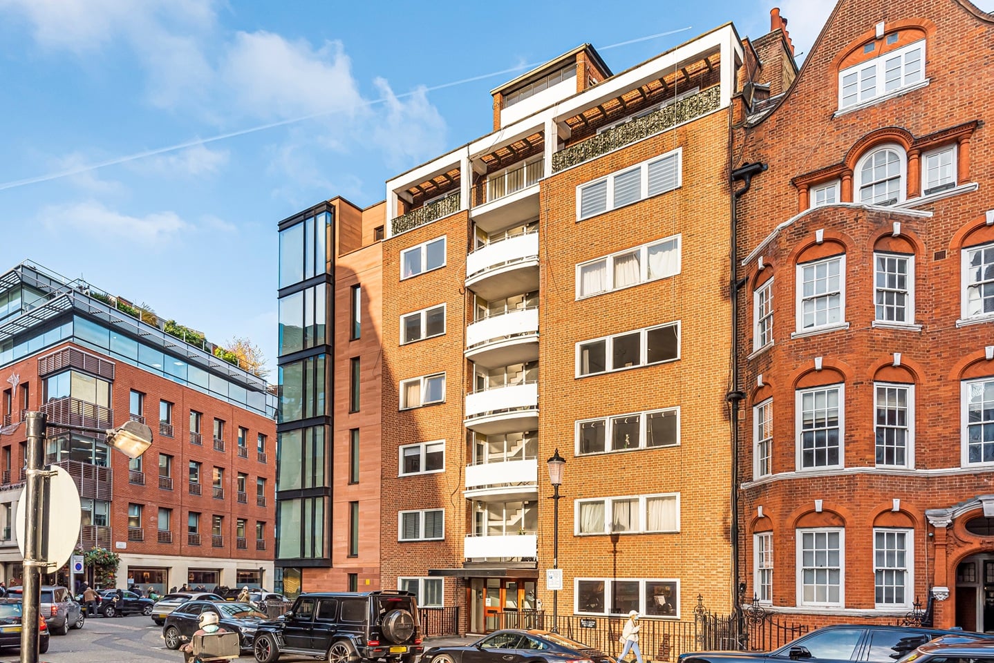 1 Bed Flat, Hans Crescent, SW1X