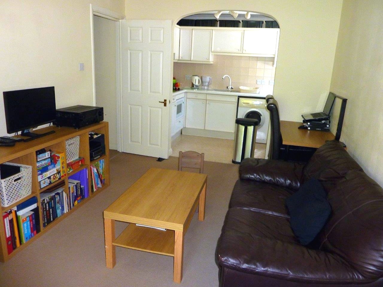 2 Bed Flat, Lynden Mews, RG2 photo 3