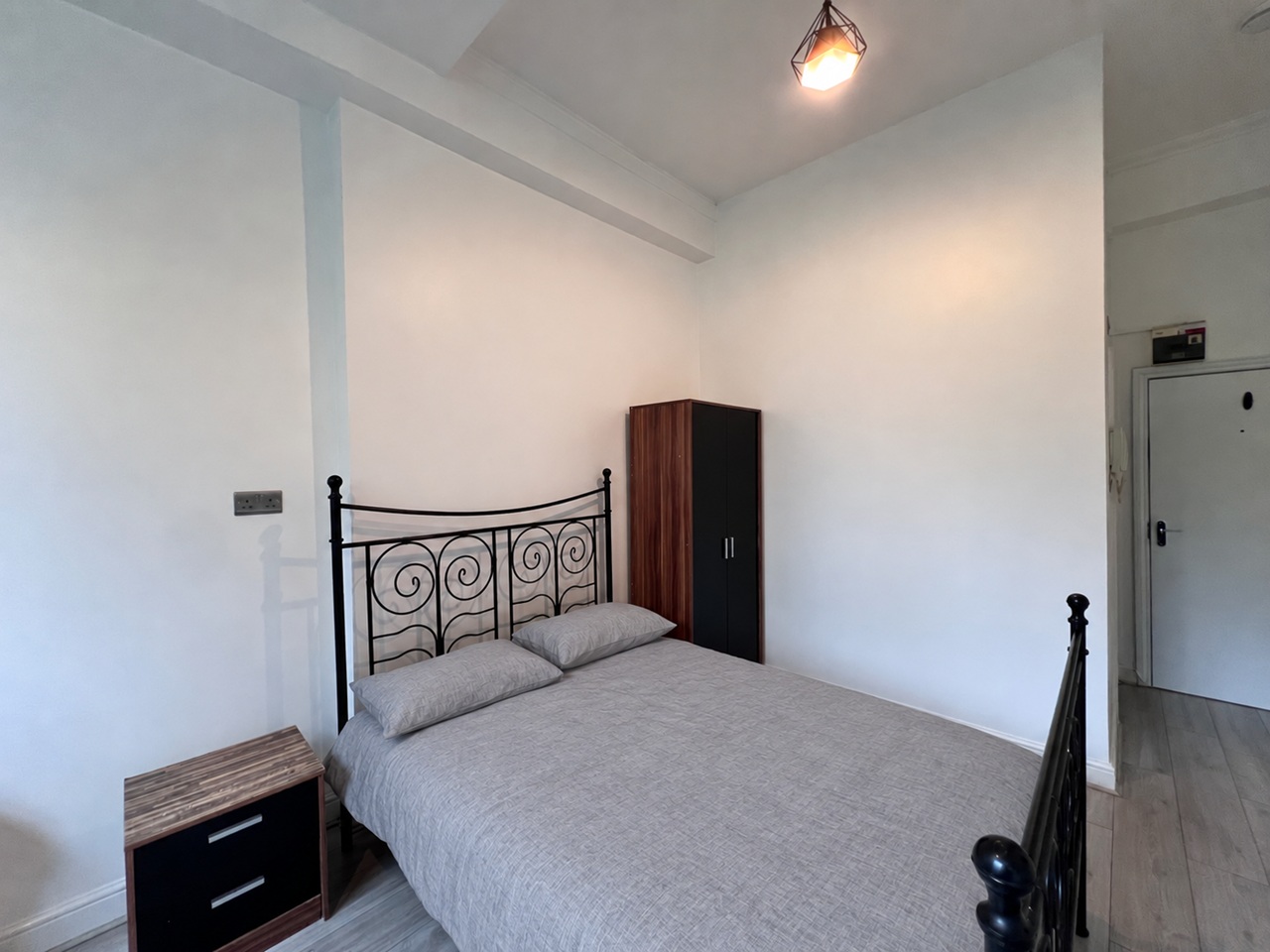 Studio Flat, Finchley Road, NW3 photo 4