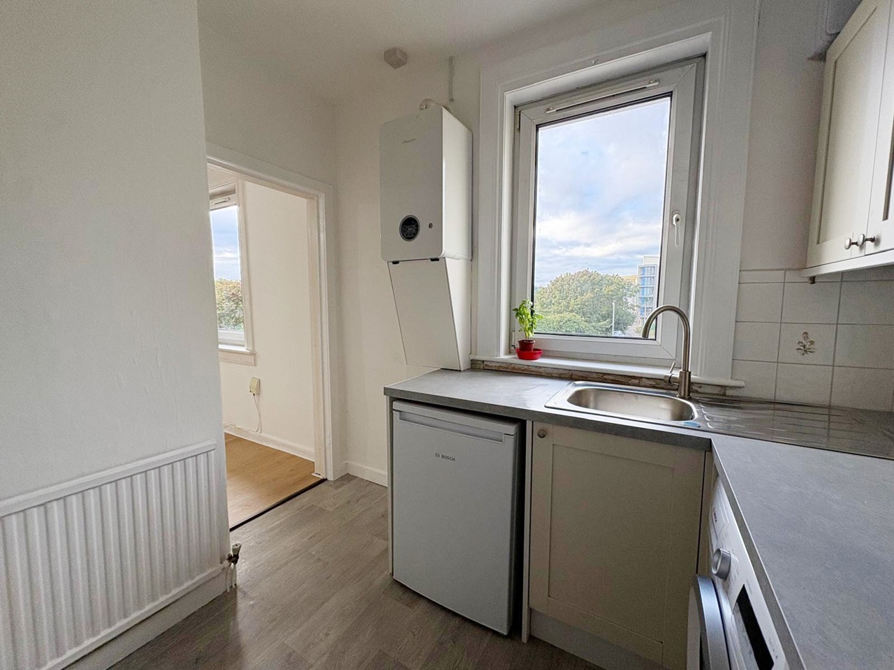 2 Bed Flat, Lochend Park, EH7 photo 3