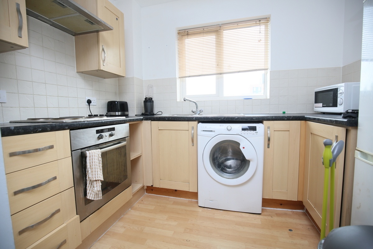 2 Bed Flat, Bodiam Hall, CV1 photo 4