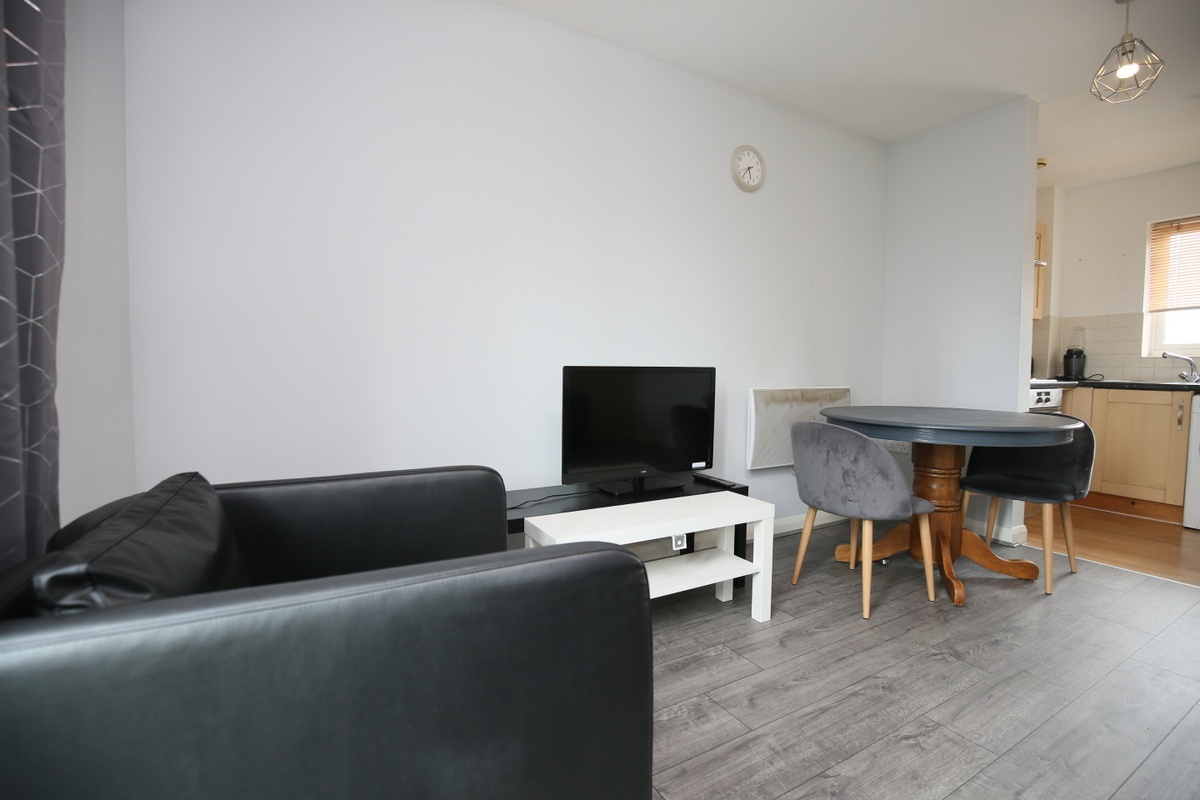 2 Bed Flat, Bodiam Hall, CV1 photo 2