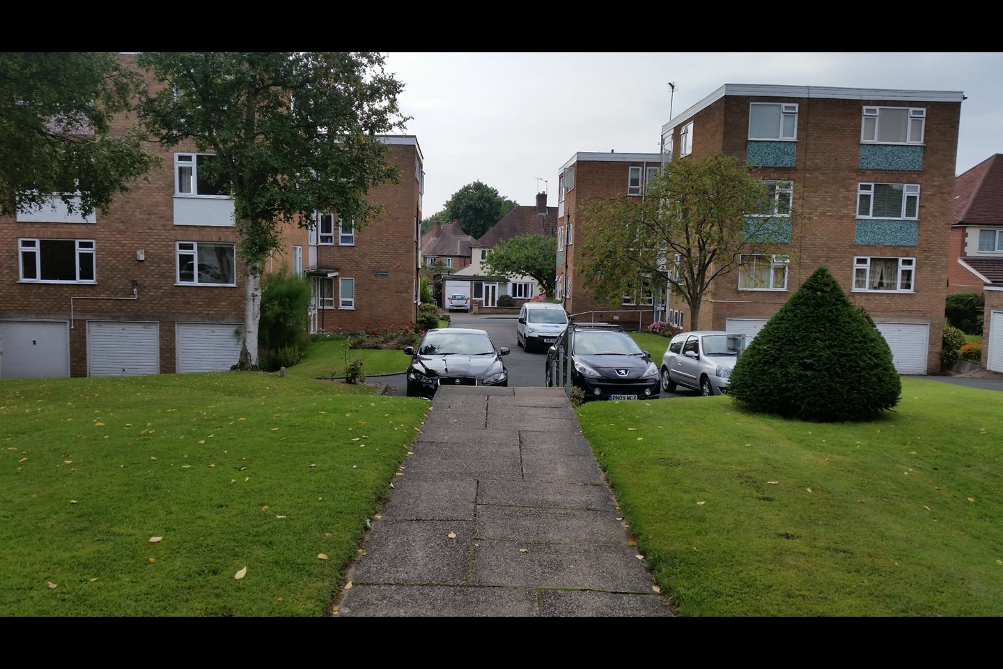 2 Bed Flat, Barons Close, B17 photo 3