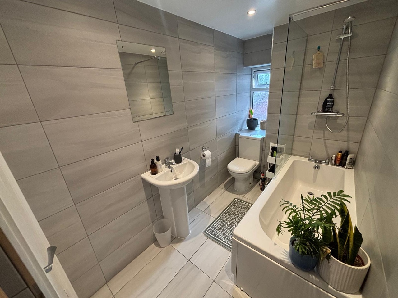 1 Bed Flat, North Hill Road, LS6 photo 2