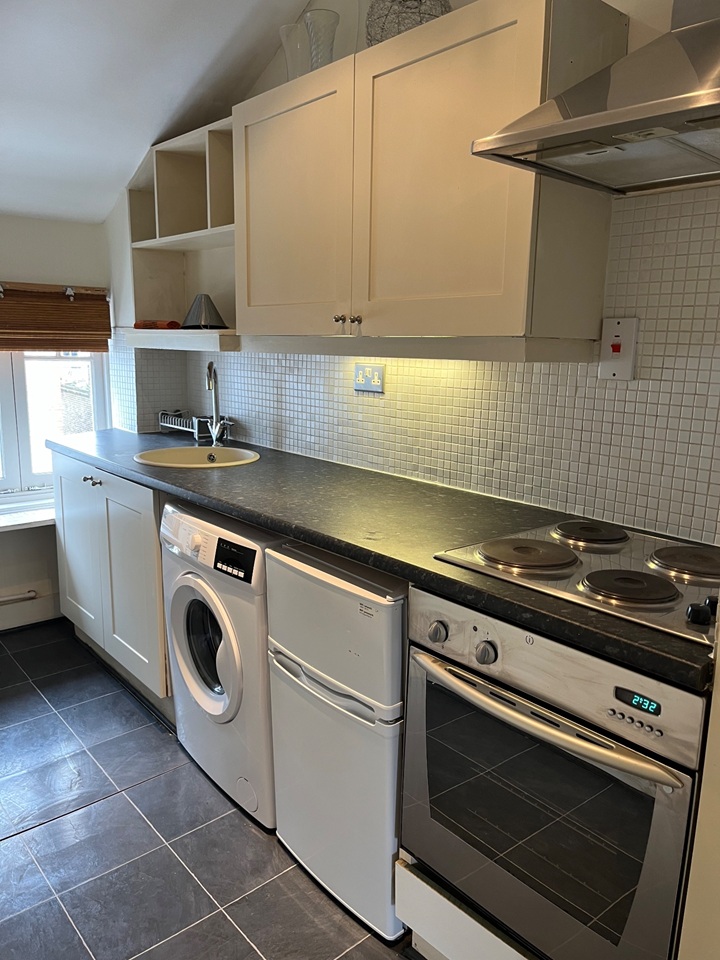 1 Bed Flat, Marjorie Grove, SW11 photo 4