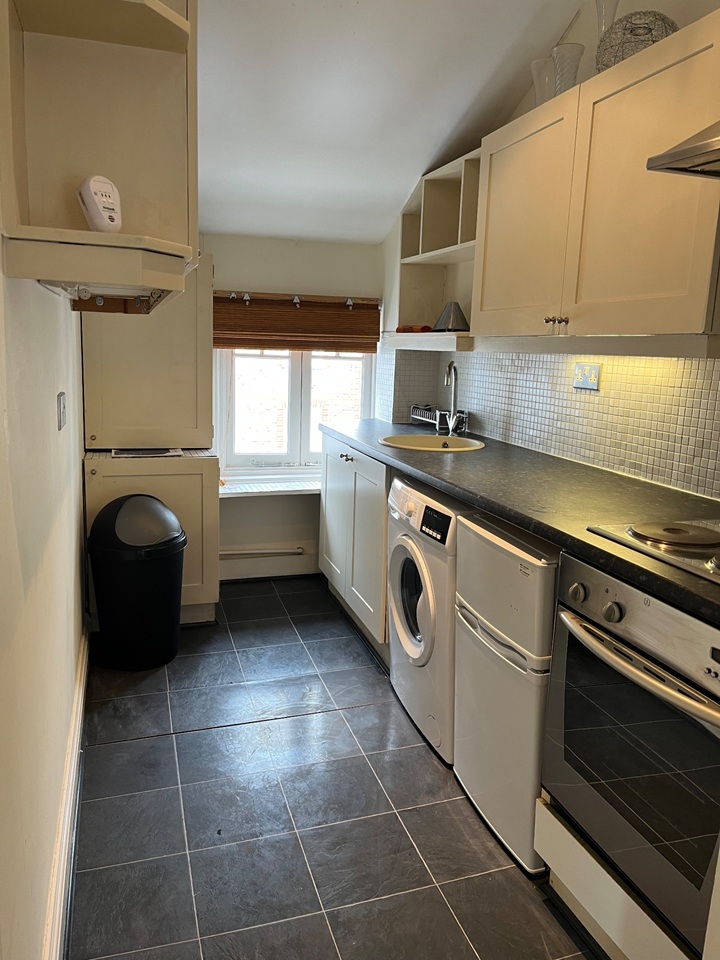 1 Bed Flat, Marjorie Grove, SW11 photo 3