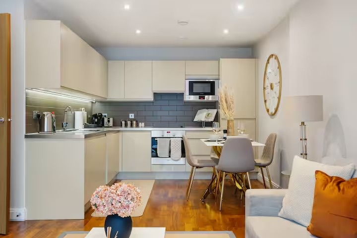 2 Bed Flat, Lombard Road, SW11 photo 2
