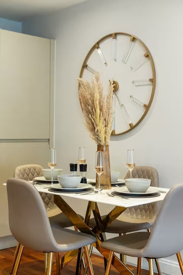 2 Bed Flat, Lombard Road, SW11 photo 3
