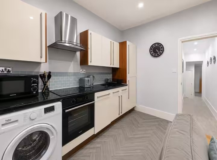 2 Bed Flat, Edgeley Road, SW4 photo 3