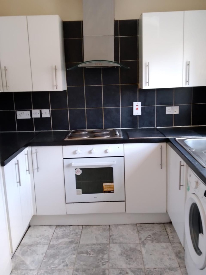 3 Bed Semi-Detached House, Blanchedowne, SE5