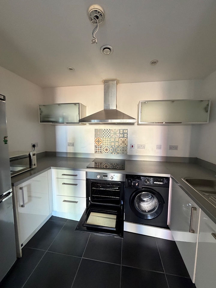 2 Bed Flat, Cornhill, L1 photo 4