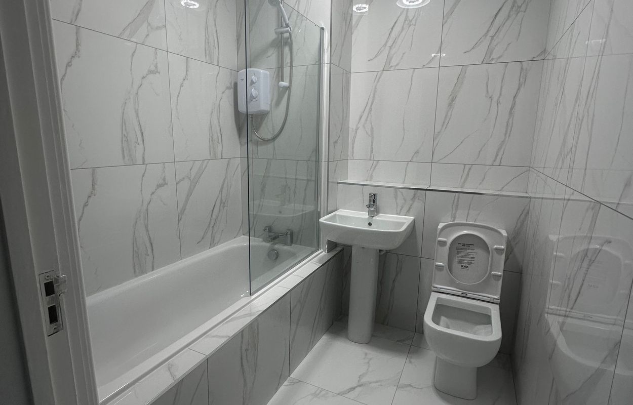 2 Bed Flat, Gladstone Court, L8