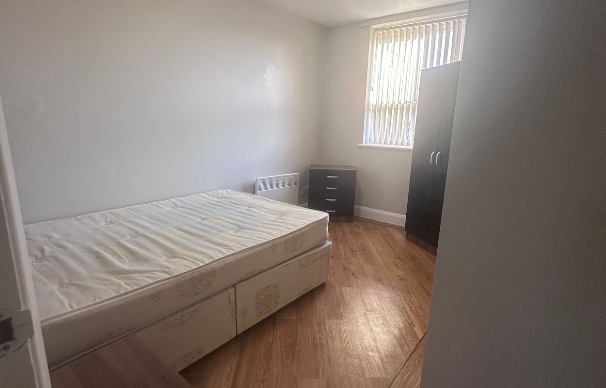2 Bed Flat, Gladstone Court, L8 photo 2