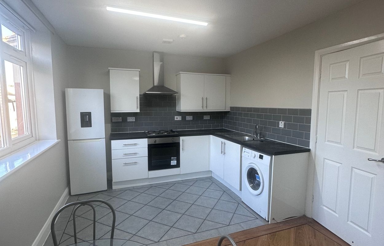 2 Bed Flat, Gladstone Court, L8 photo 5
