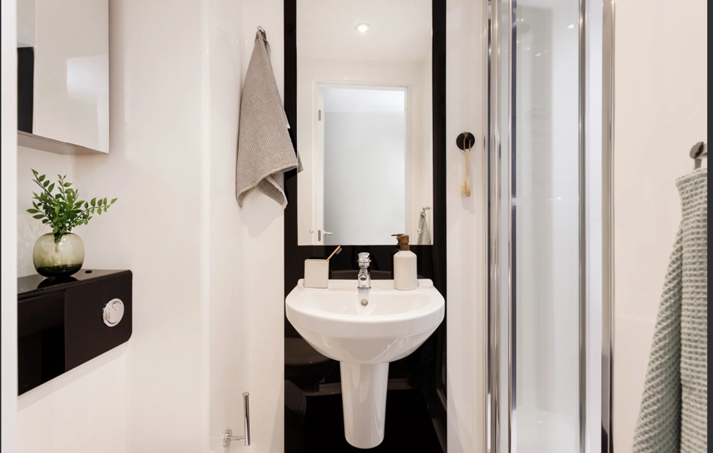Room in a Shared Flat, Oldham Street, L1 photo 2