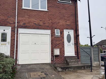 3 Bed End Terrace, Lisburne Close, SK2