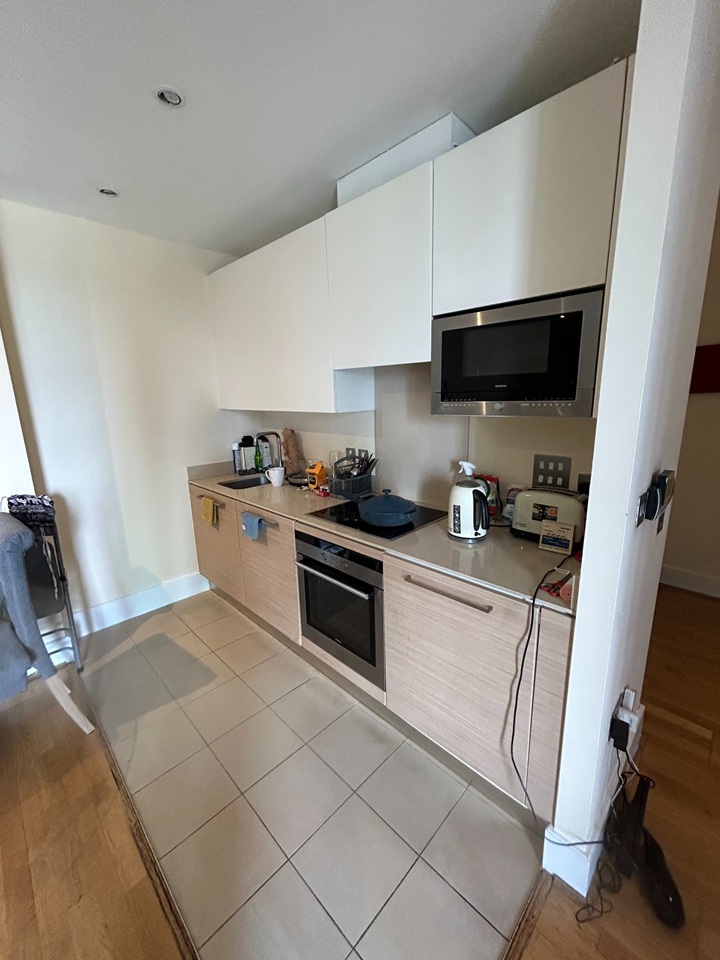 Studio Flat, Kestrel House, SW8 photo 3