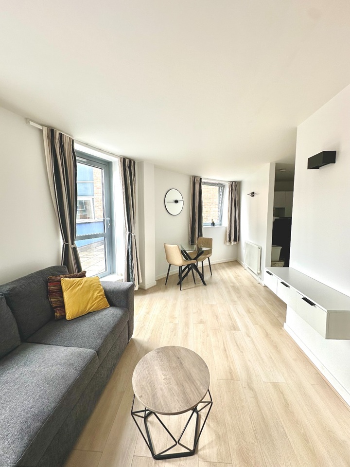 1 Bed Flat, Cable St, E1W photo 4