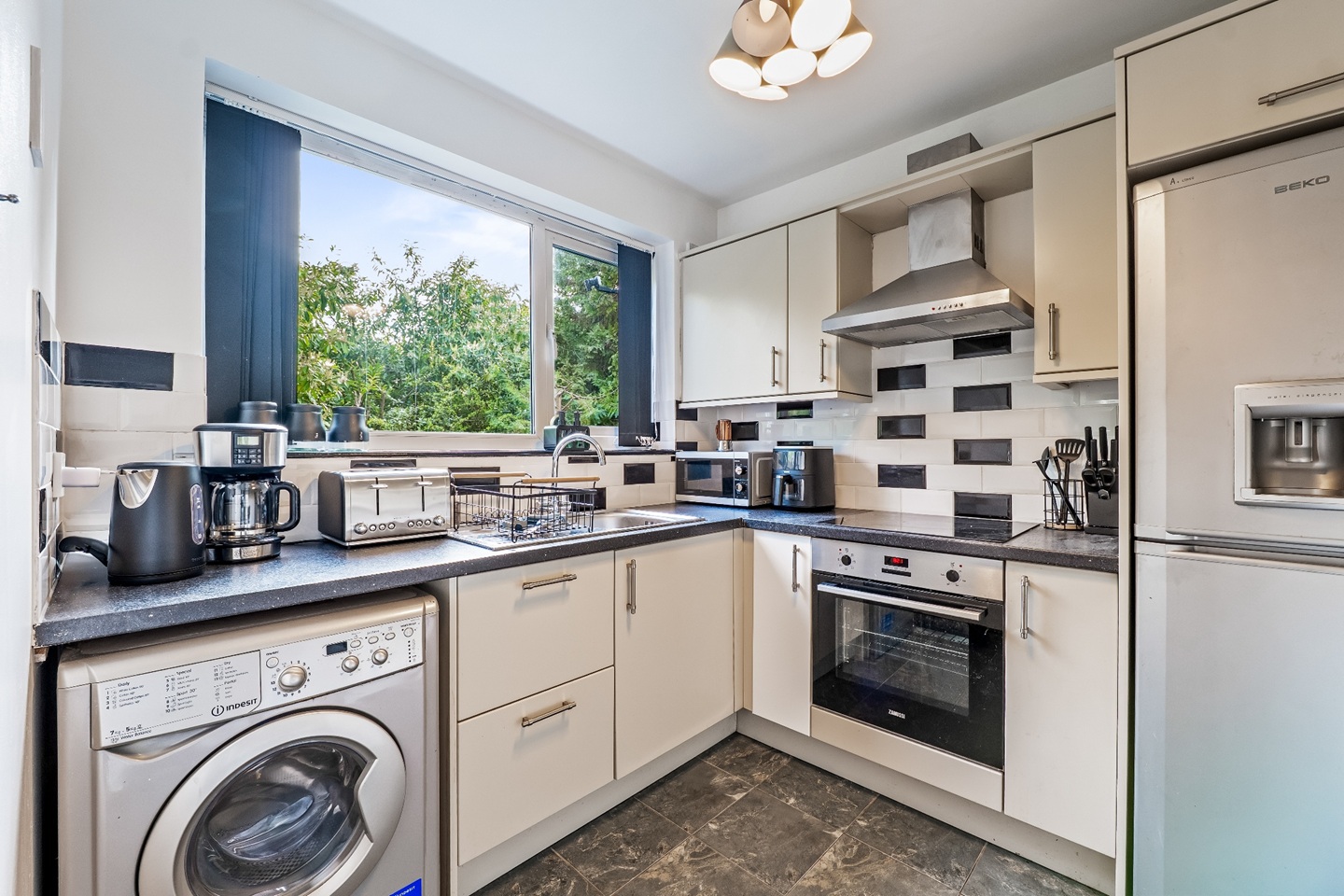 2 Bed Flat, Russell Road, B13 photo 3