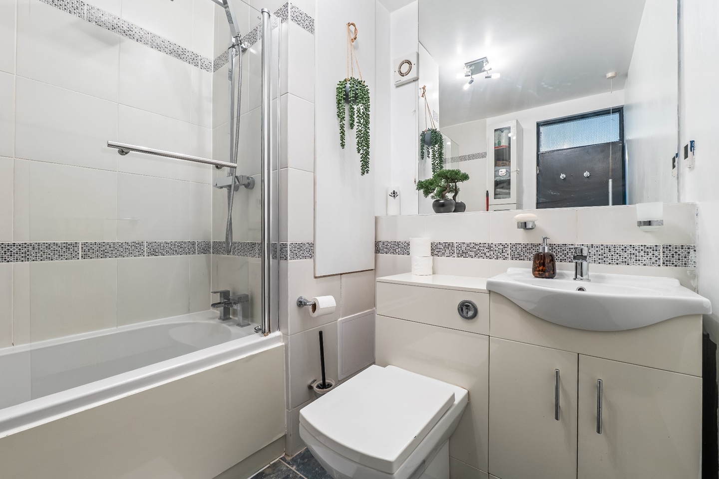 2 Bed Flat, Russell Road, B13 photo 5