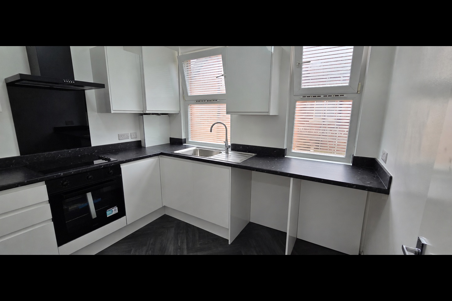 2 Bed Flat, Seymour Grove, M16 photo 2