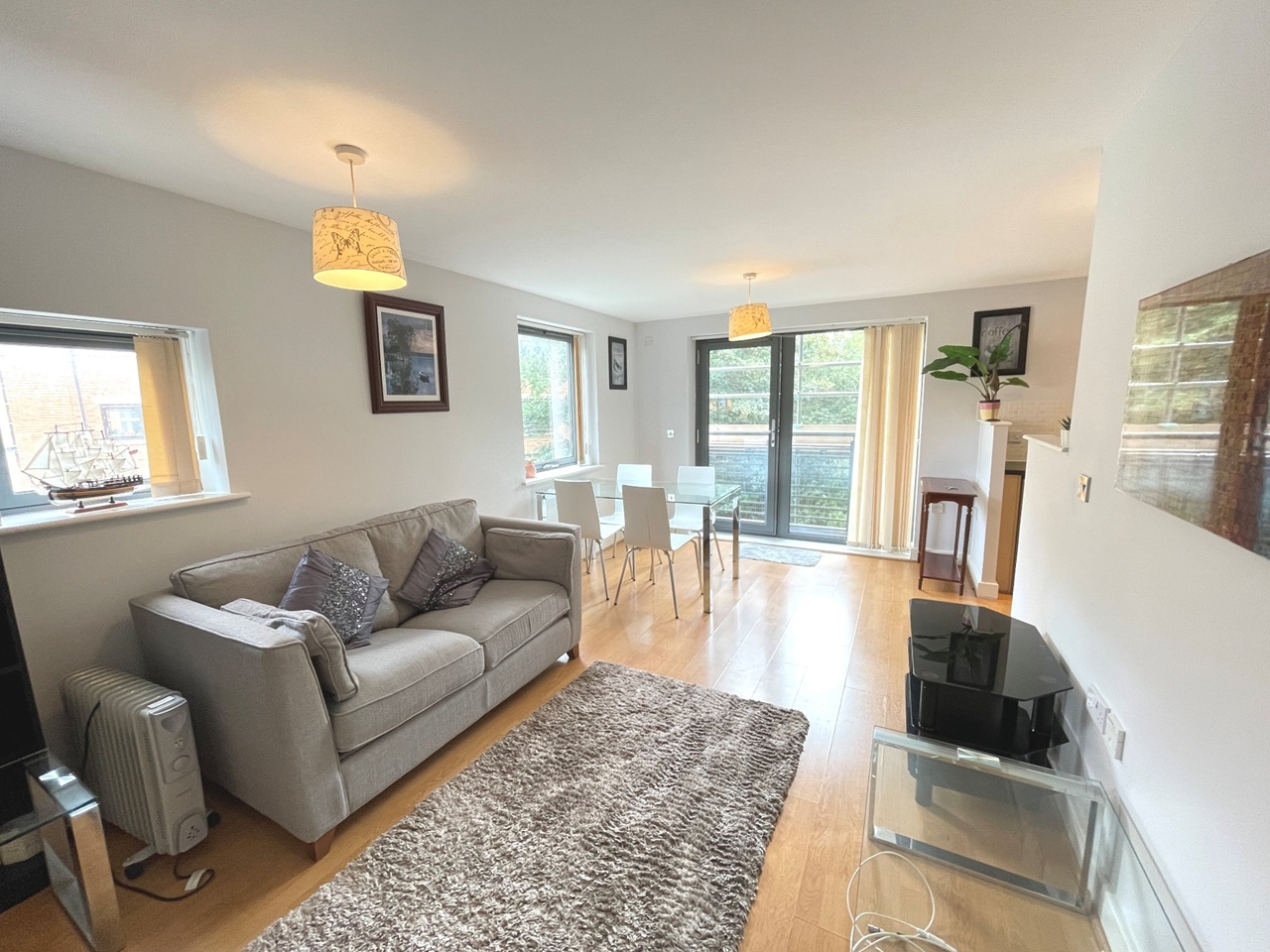 2 Bed Flat, Woodins Way, OX1 photo 3