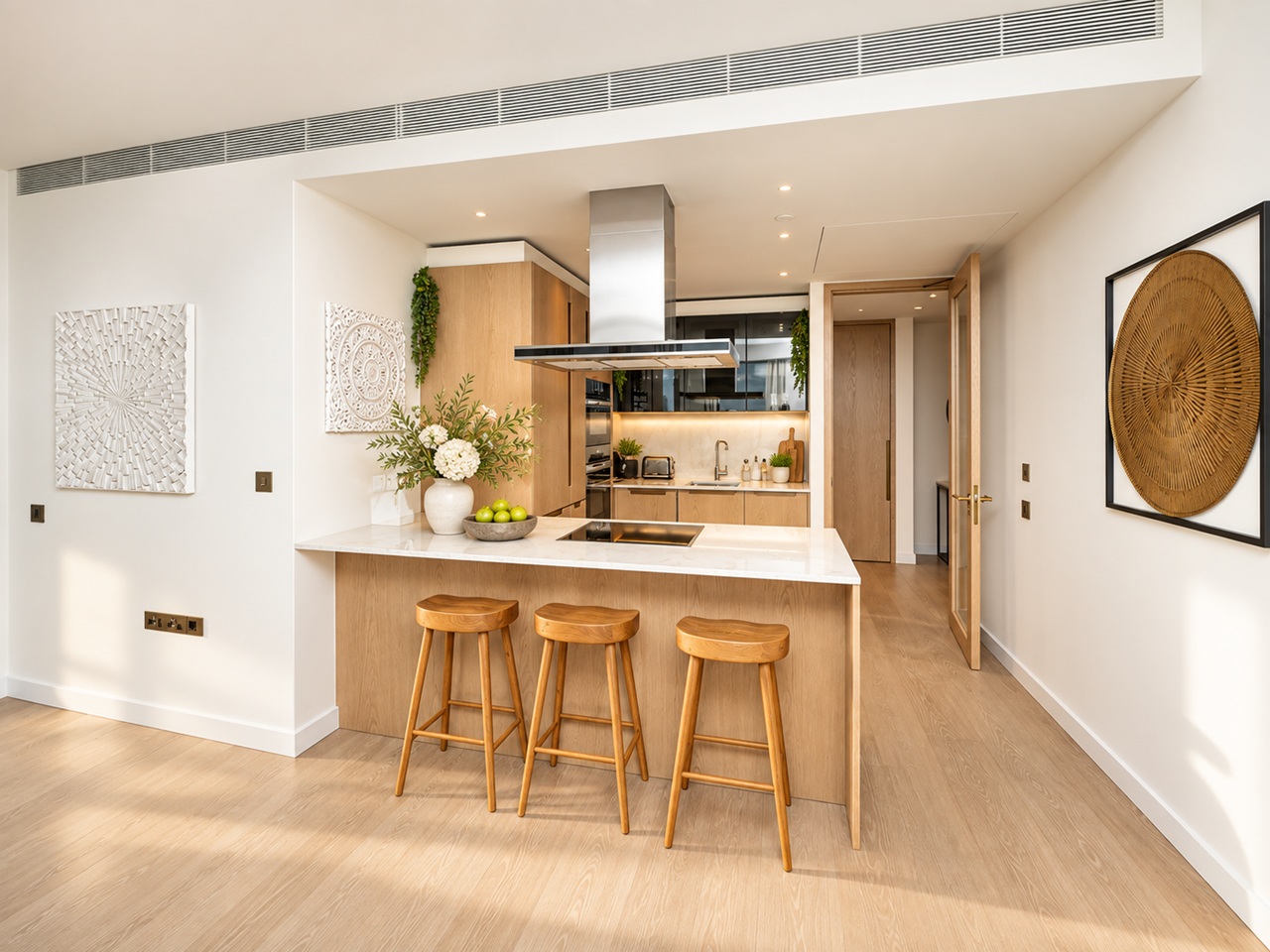 2 Bed Flat, Nine Elms Lane, SW8 photo 3