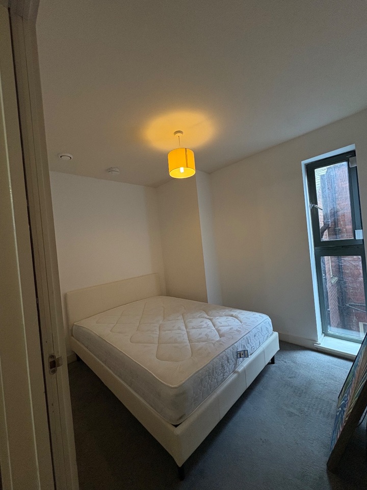 2 Bed Flat, Church St, M4 photo 3