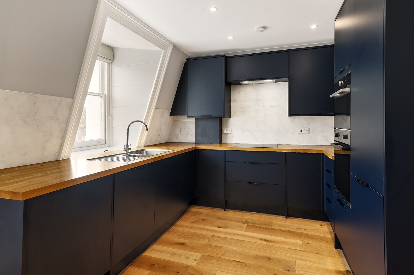 2 Bed Flat, Old Brompton Road, SW7 photo 4
