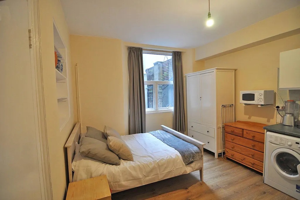 Studio Flat, Cheniston Gardens, W8 photo 2