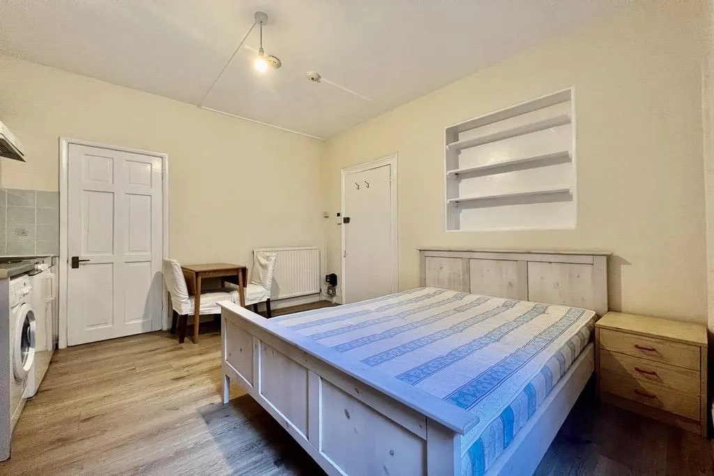 Studio Flat, Cheniston Gardens, W8