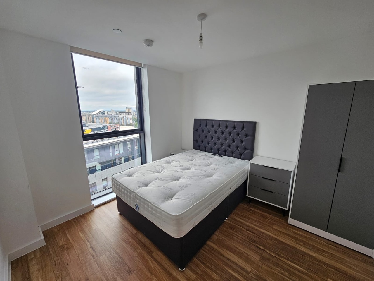 2 Bed Flat, Pomona Strand, M16 photo 4