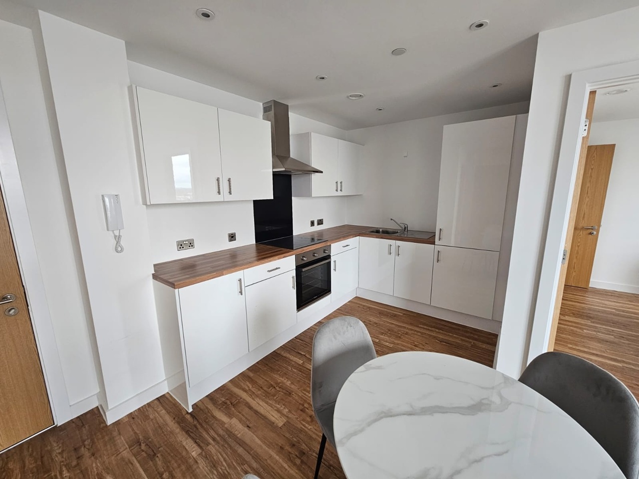 2 Bed Flat, Pomona Strand, M16 photo 3