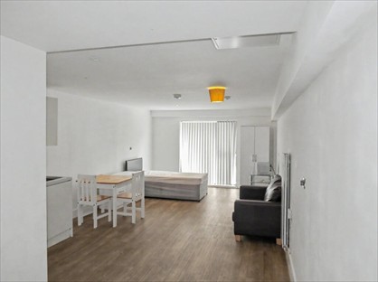 Studio Flat, Cardinal Court, OL1