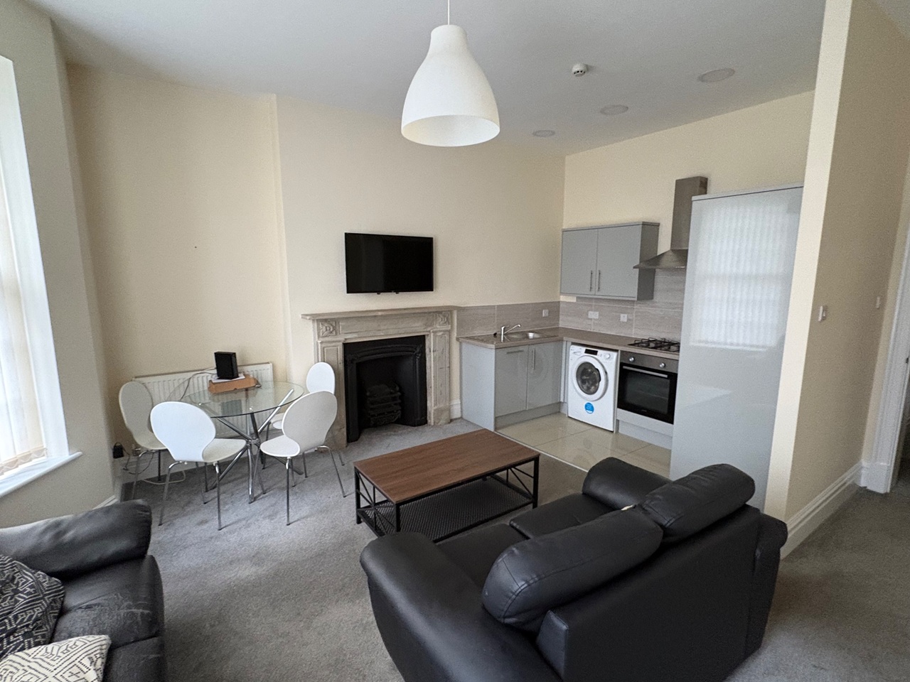 2 Bed Flat, Aigburth Vale, L17 photo 2