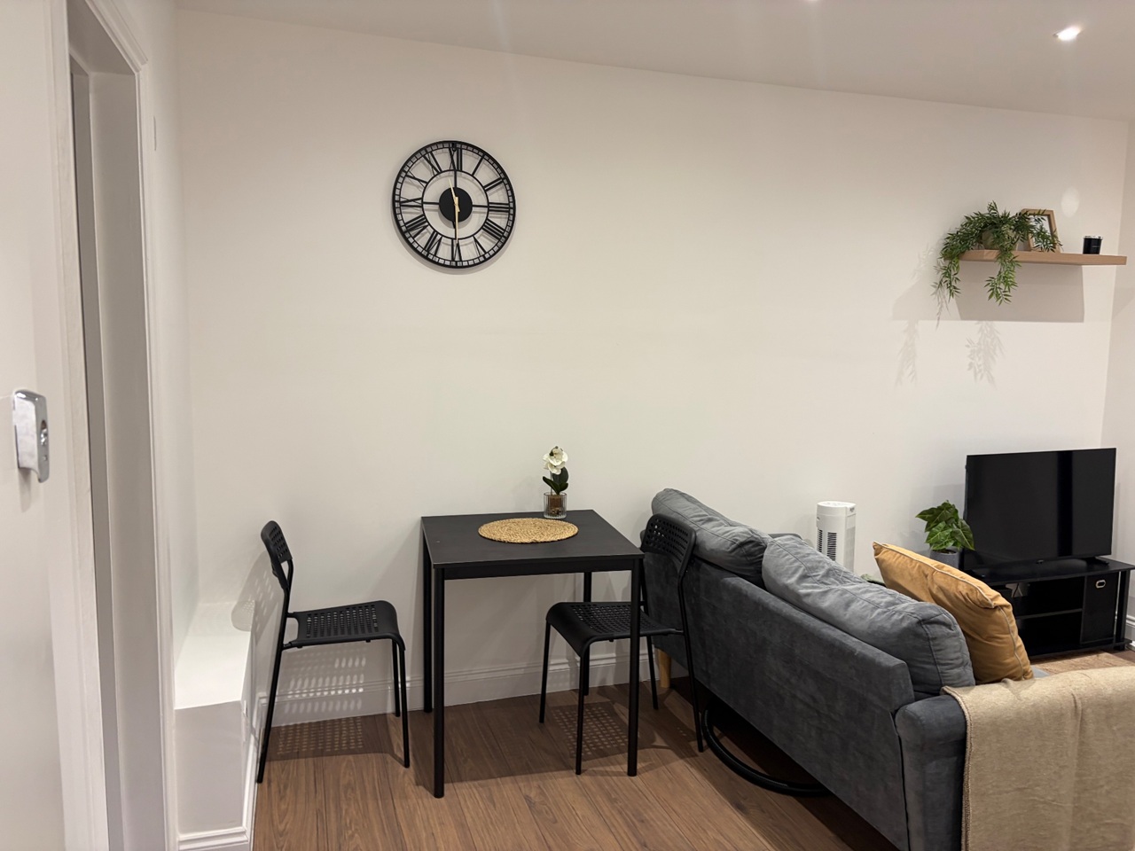 Studio Flat, Kingsland Road, E8 photo 2