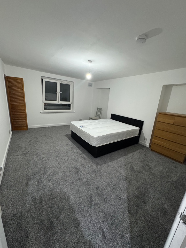 3 Bed Flat, Broomhouse Loan, EH11 photo 3
