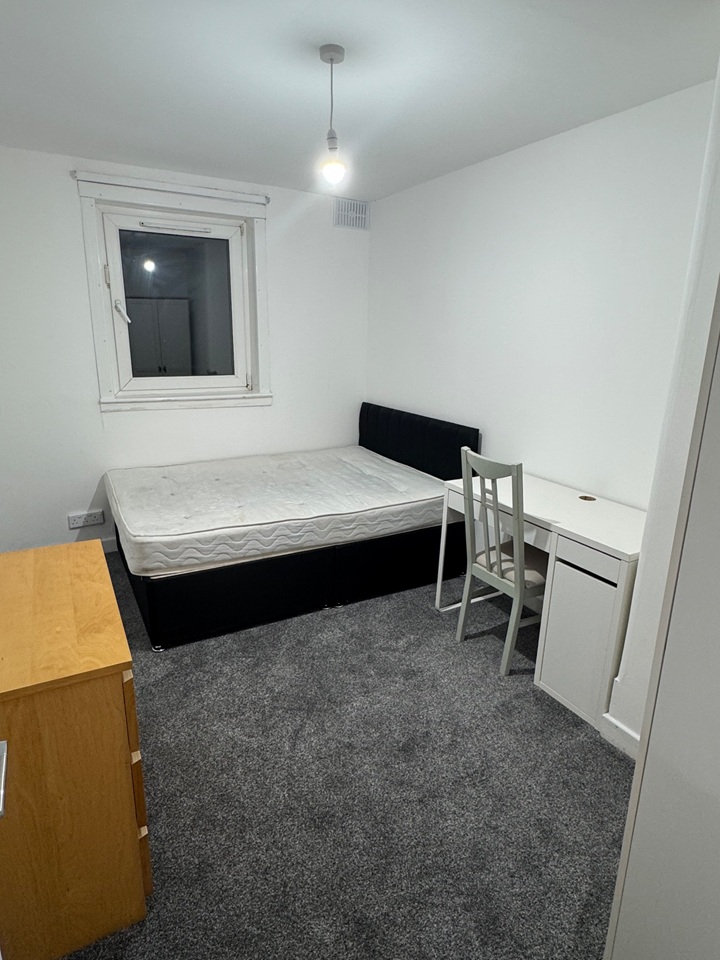 3 Bed Flat, Broomhouse Loan, EH11 photo 5