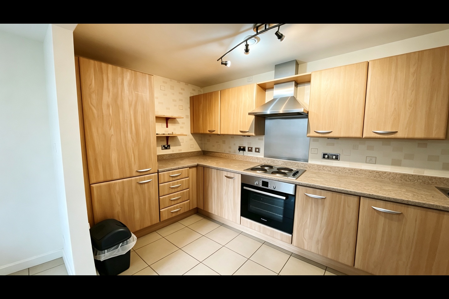 2 Bed Flat, Longleat Avenue, B15 photo 2