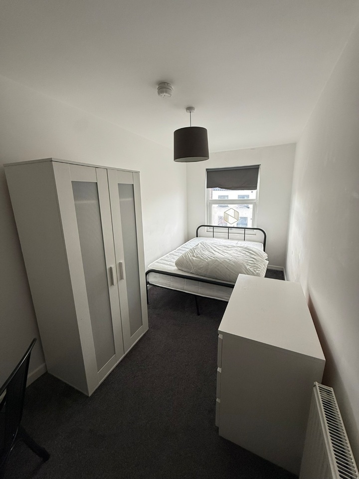 Room in a Shared House, Picton Road, L15