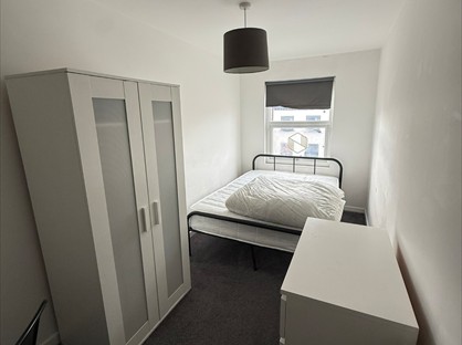 Room in a Shared House, Picton Road, L15