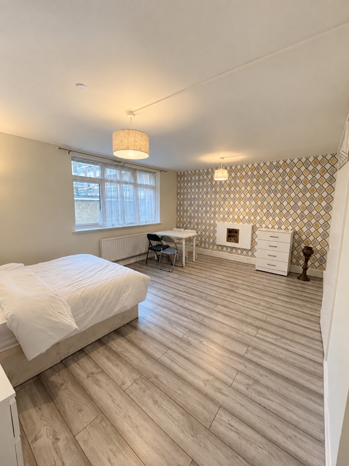 Studio Flat, Balman House, SE16