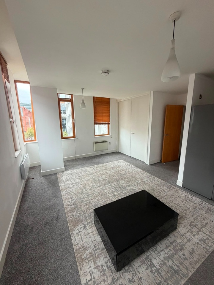 2 Bed Flat, Chatsworth House, M1 photo 2