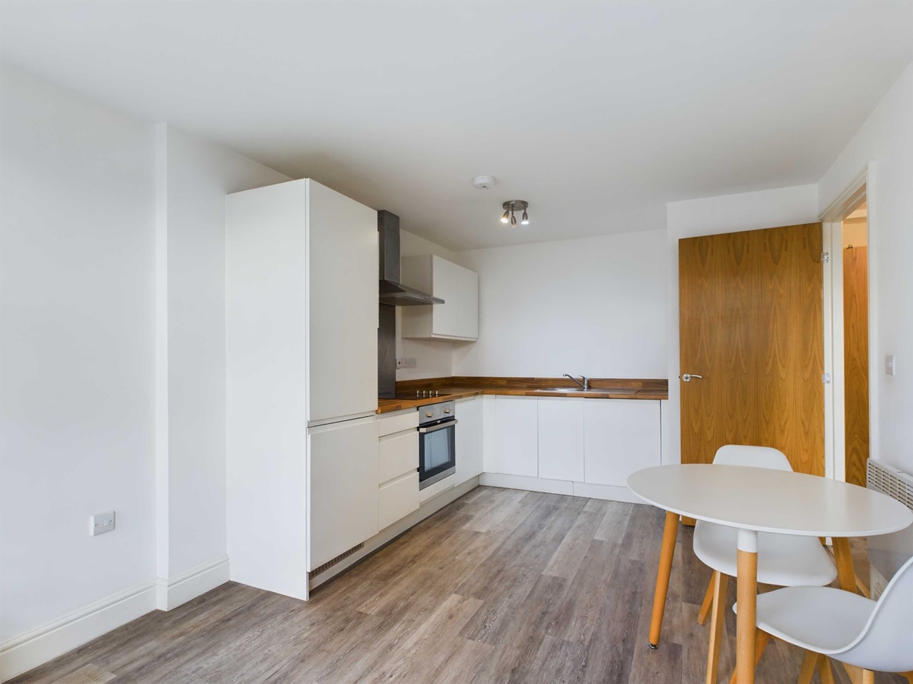 1 Bed Flat, Celtic House, DE1 photo 2