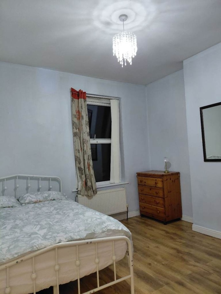 Room in a Shared House, Percy Road, B11