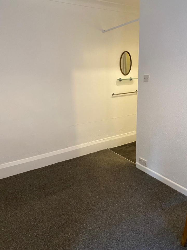 1 Bed Flat, Highfield, SO17 photo 2